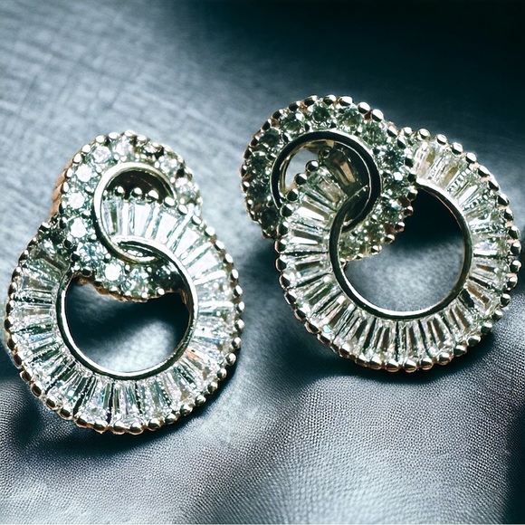 NEW Silver Double Locked Interlocking Circles Diamonte Crystal Earrings - Picture 2 of 16
